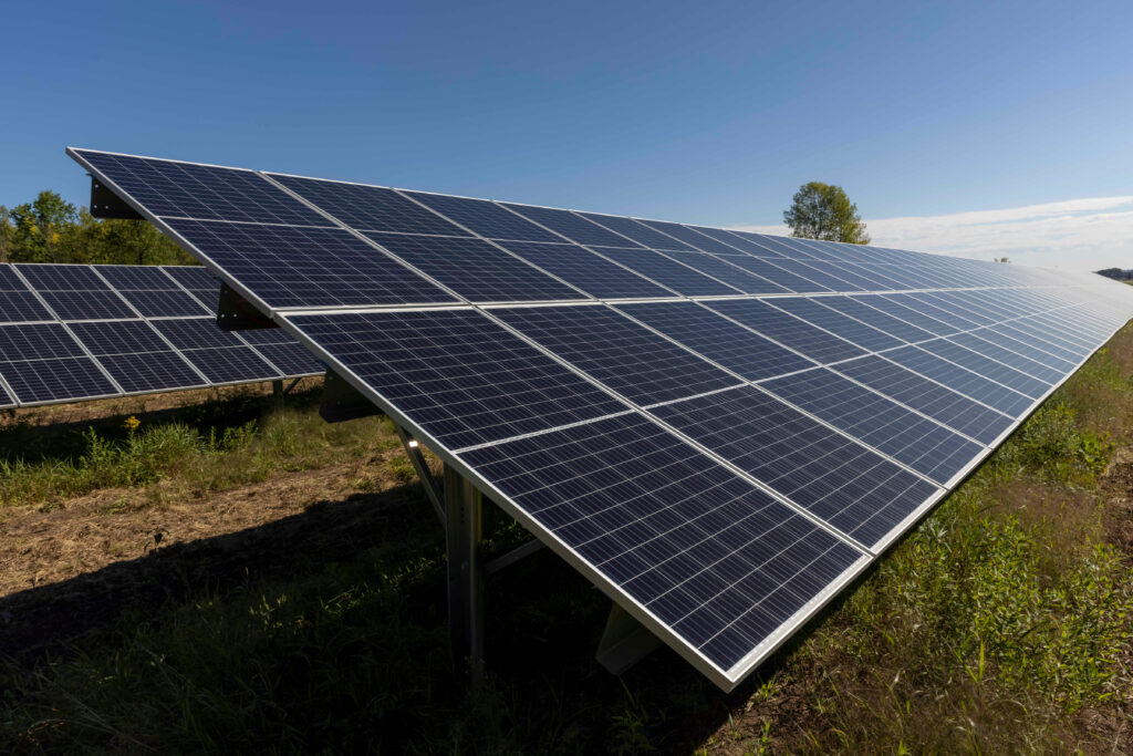 newest-we-energies-solar-project-features-1-300-panels-near-appleton